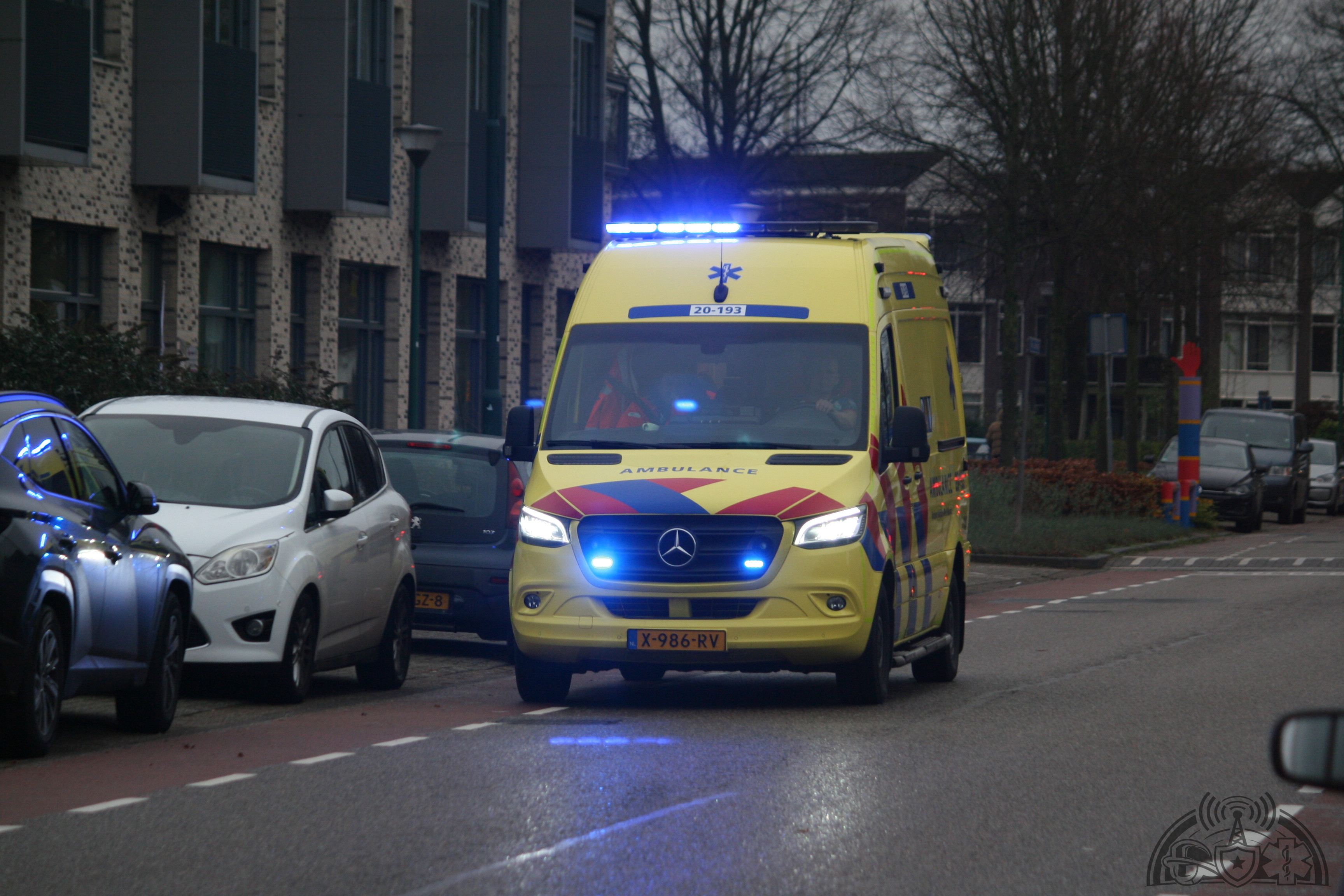 Ambulance geeft een showtje na het ongeval